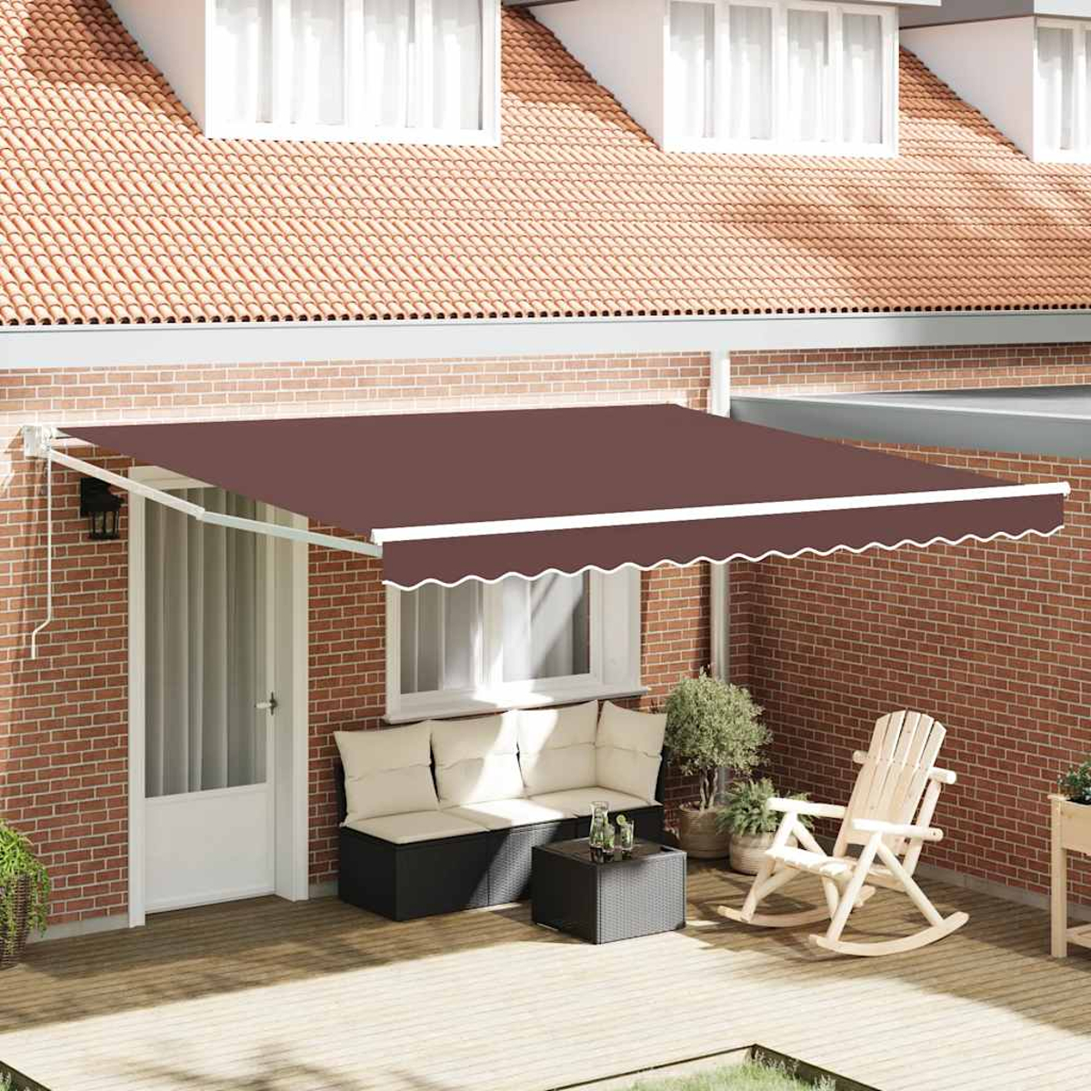 Eine braune Markise über einer Terrasse mit Möbeln, einem Schaukelstuhl und einer Backsteinmauer im Hintergrund. Dach und Fenster sind sichtbar.
