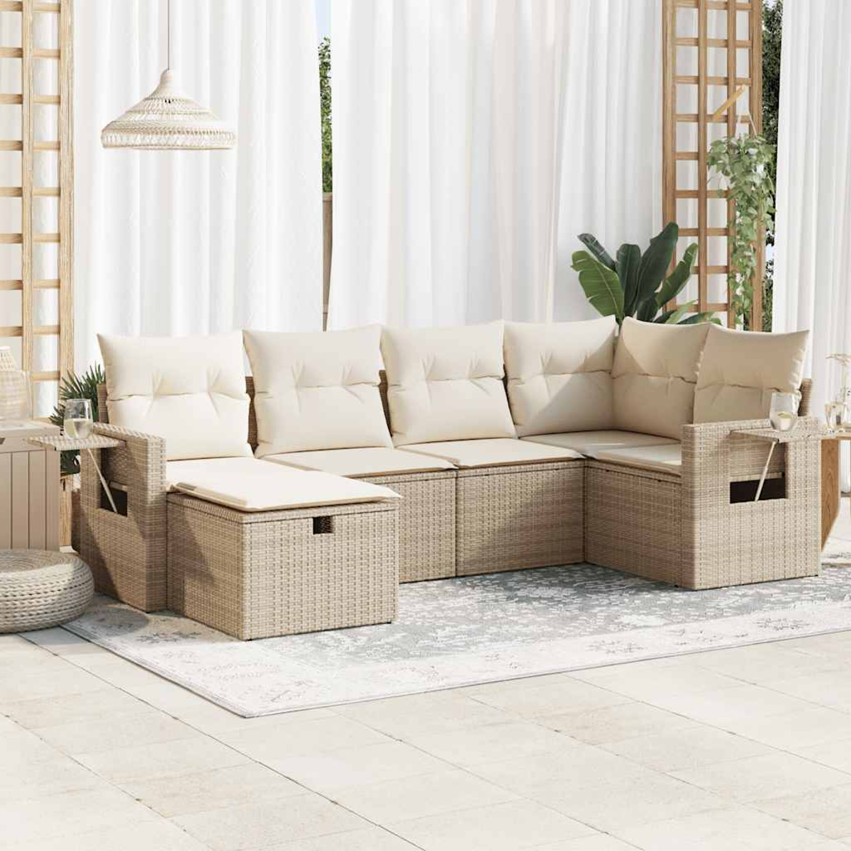 Outdoor-Rattan-Ecksofa mit cremefarbenen Kissen. Weiße Vorhänge im Hintergrund. Ein Teppich und eine Hängelampe vervollständigen die Szene.