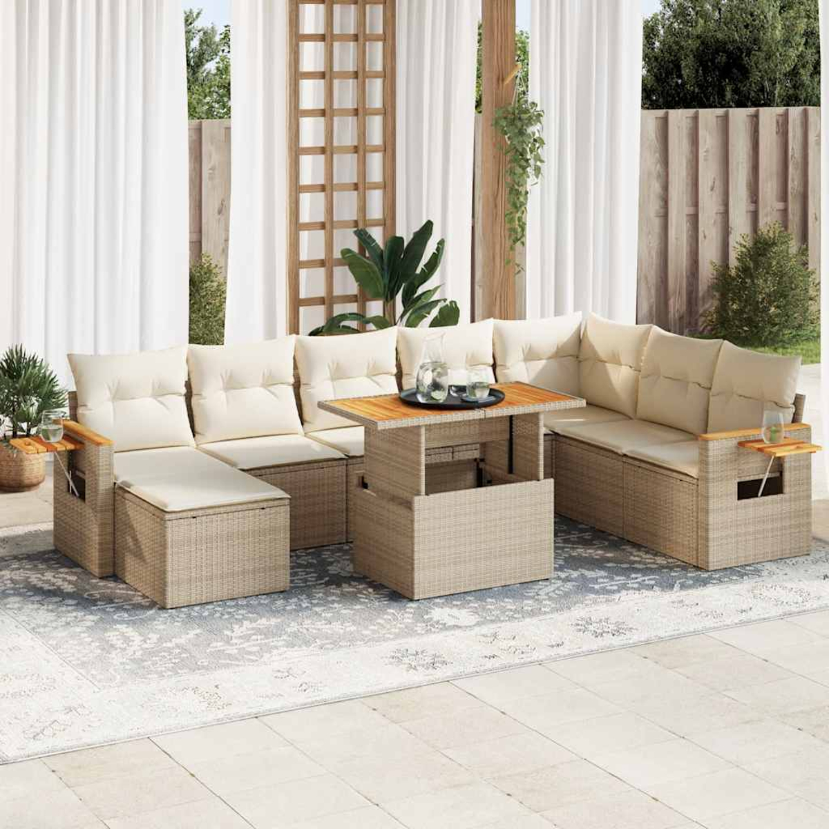 Set di sedute per esterni con cuscini beige e basi in vimini. Include un tavolo con piano in legno. Su un tappeto fantasia e piastrelle del patio.