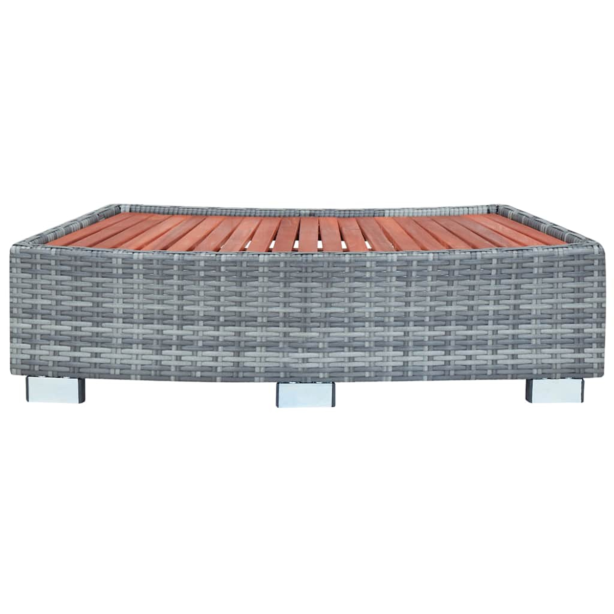 Ein graues, gewebtes Outdoor-Möbelunterteil mit einer Holzplankenoberfläche, getragen von kleinen Metallfüßen, vor weißem Hintergrund.