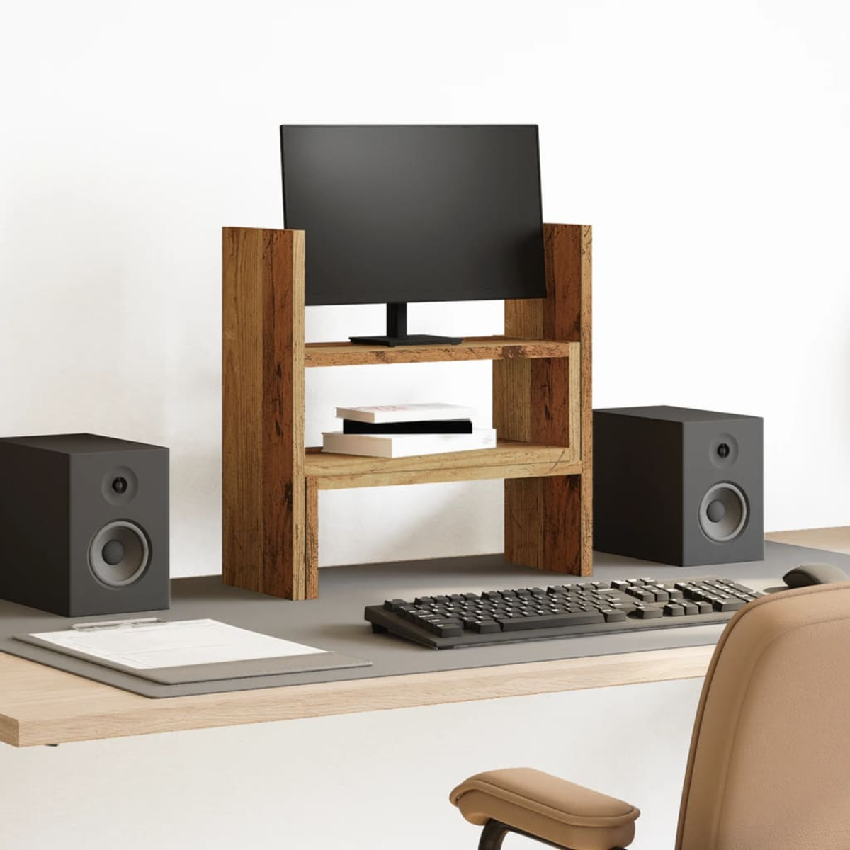 Moderne Schreibtischeinrichtung mit Monitor, Lautsprechern, Tastatur und Holzregal. Der Stuhl ist beige.