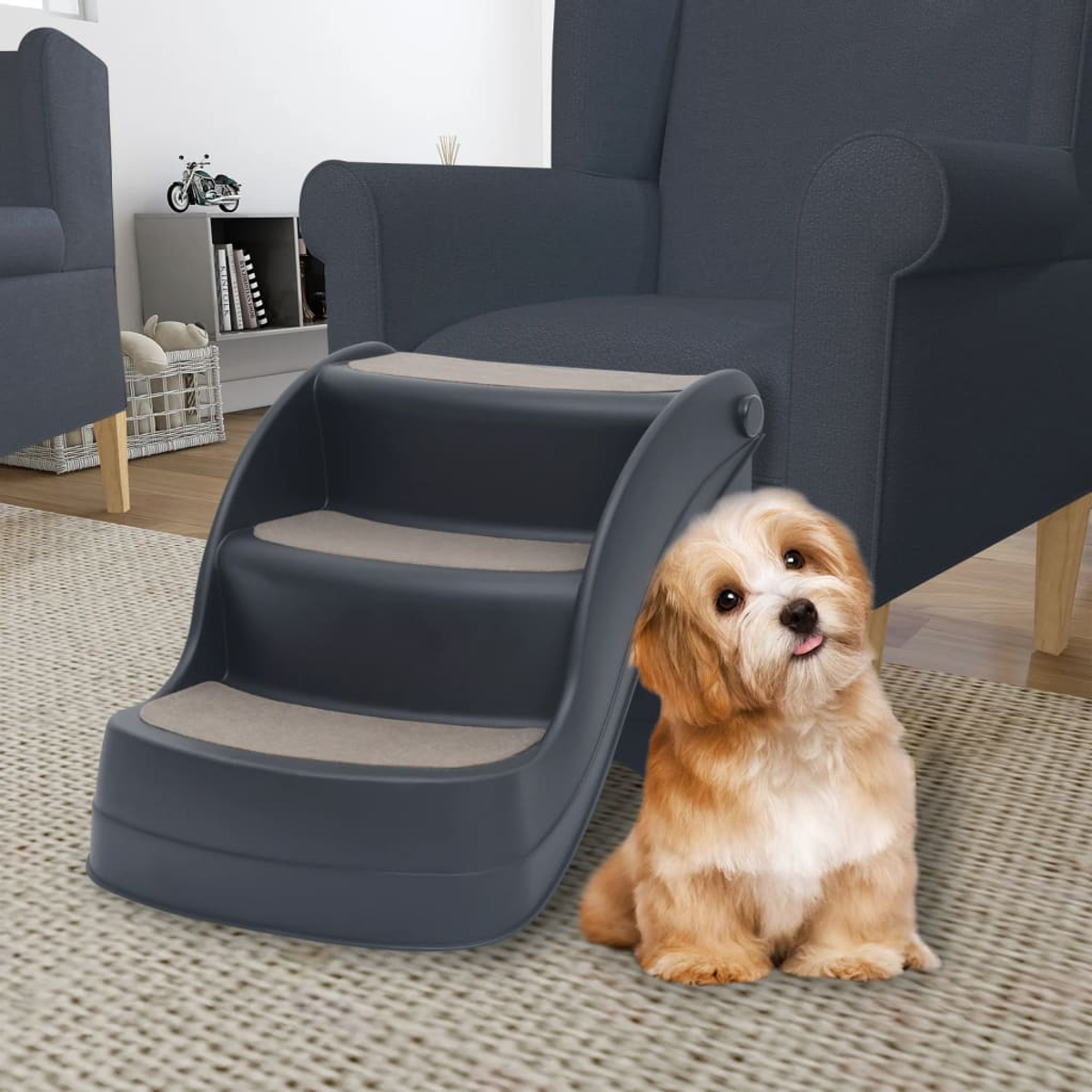 Un perro pequeño se sienta junto a un escalón para mascotas. El escalón es azul oscuro, el perro es marrón claro y blanco. Detrás hay una silla azul oscuro.