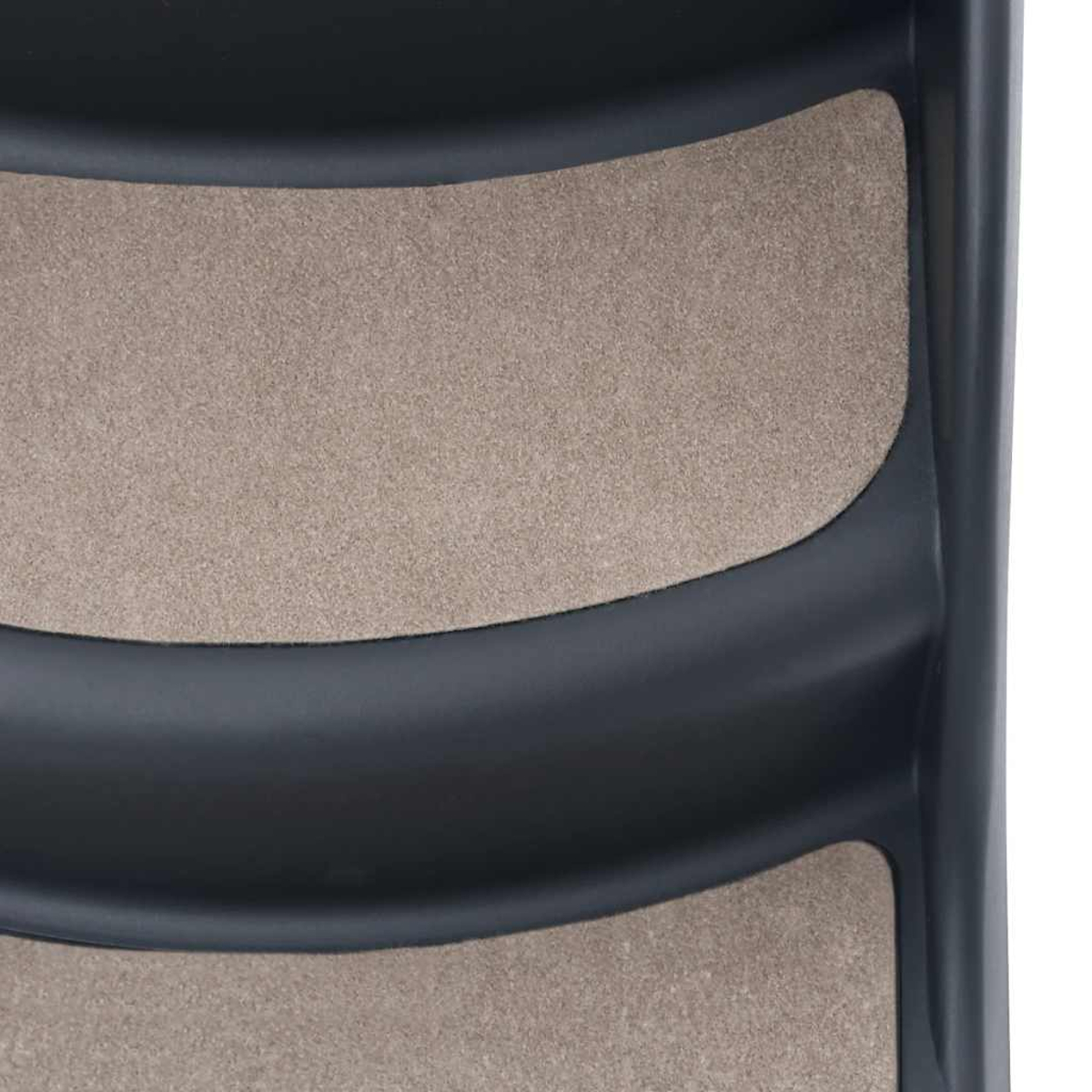 Primer plano de una escalera gris oscura. Cada escalón tiene una almohadilla beige texturizada. El marco lateral también es gris oscuro.
