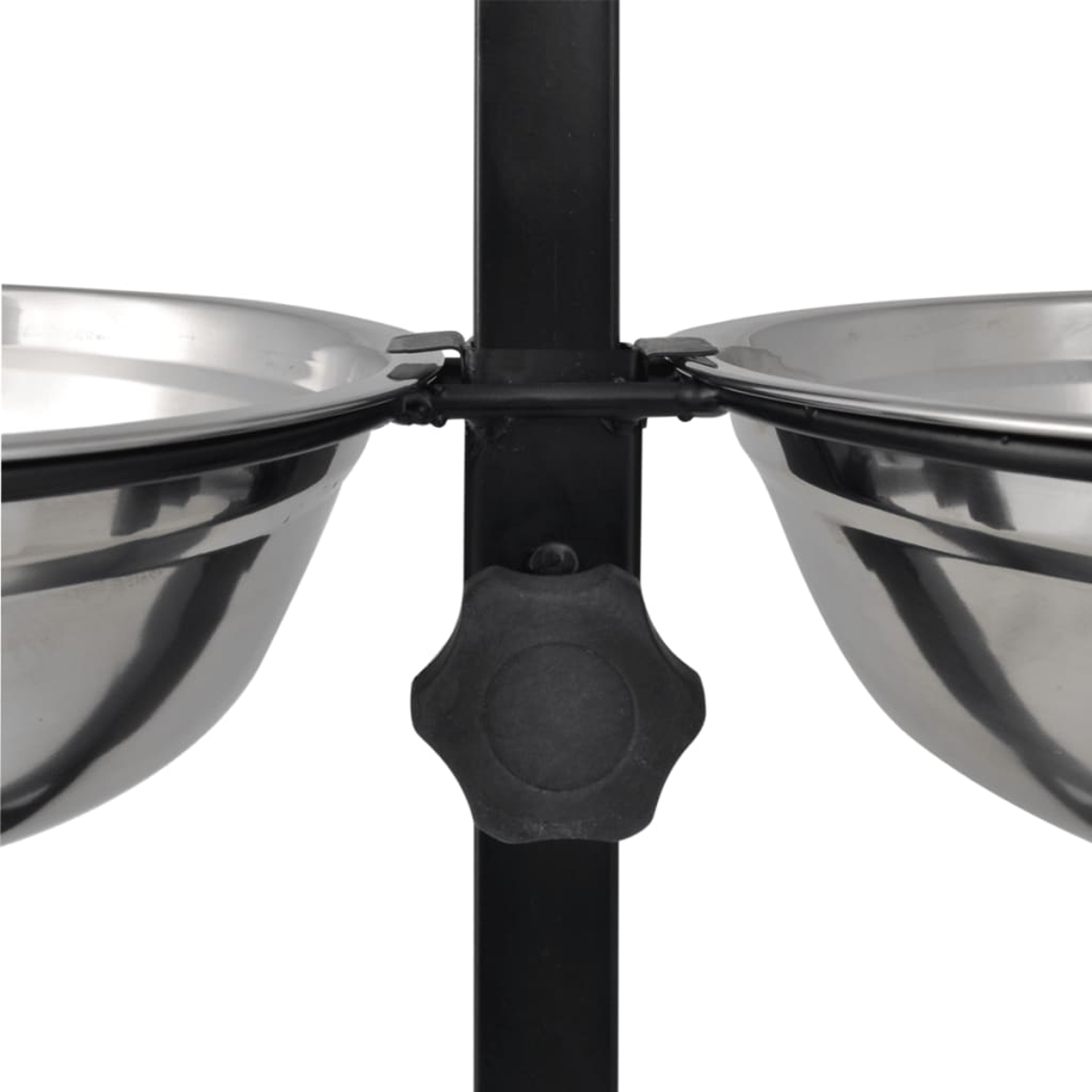 Dwie miski ze stali nierdzewnej zamontowane na czarnym metalowym stojaku. Czarny uchwyt pośrodku. Tło jest białe.