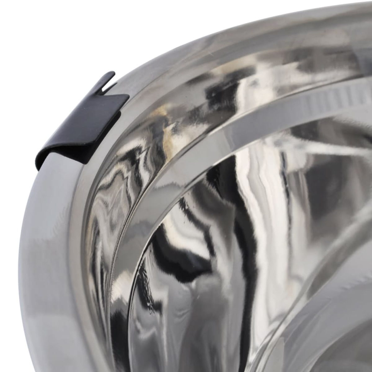 Zbliżenie błyszczącej miski ze stali nierdzewnej z czarnym plastikowym klipsem na krawędzi. Powierzchnia odbija światło.