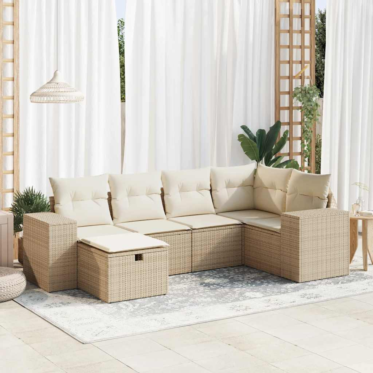 Un ambiente esterno con un divano componibile beige con cuscini color crema, un tappeto, tende e una lampada a sospensione.