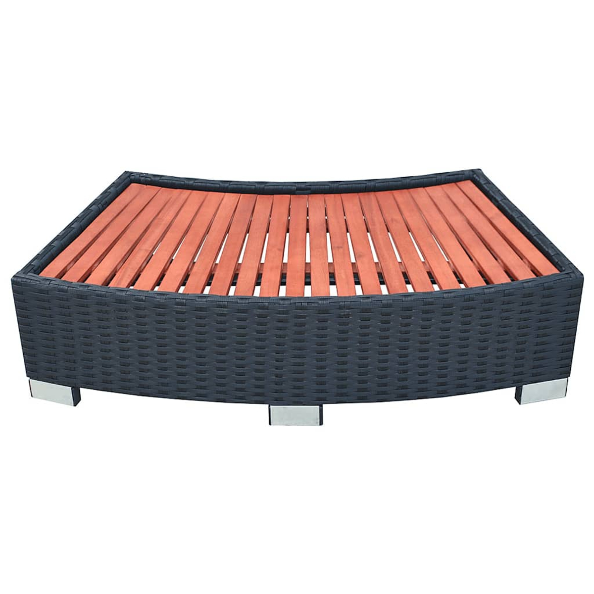 Ein halbkreisförmiges Outdoor-Sofa. Es hat eine dunkle gewebte Basis, Holzlatten für die Sitzfläche und quadratische Metallfüße, vor weißem Hintergrund.
