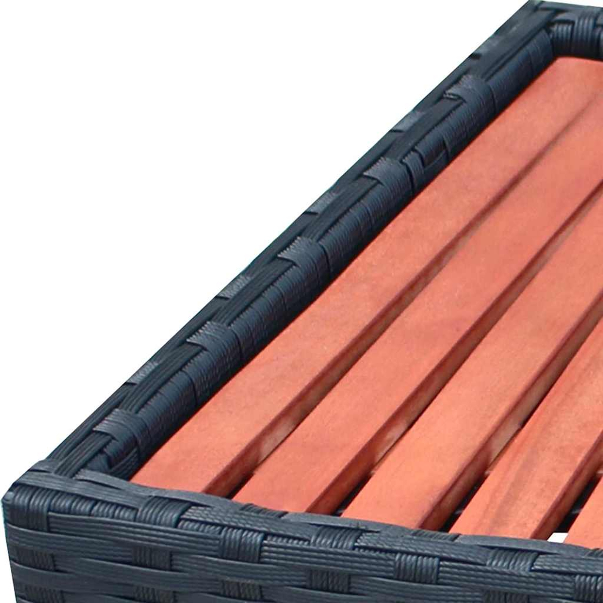Nahaufnahme einer dunklen gewebten Kante und Holzlatten. Die Latten sind rotbraun, umgeben von einem schwarzen gewebten Rand. Weißer Hintergrund.
