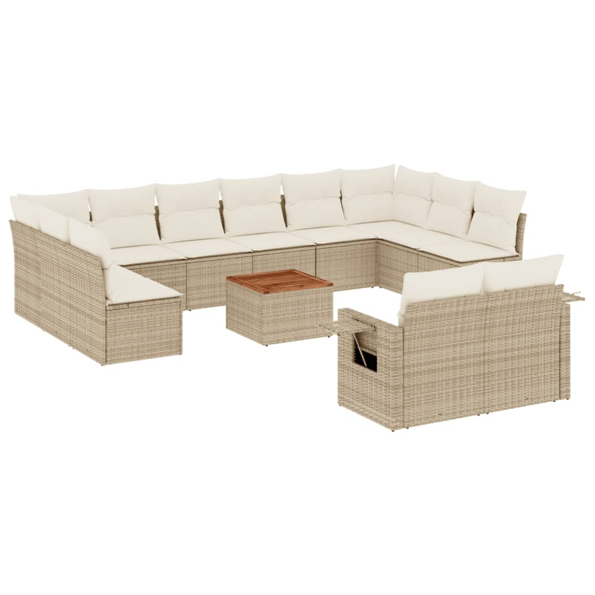 Un divano componibile in rattan marrone chiaro con cuscini color crema e un tavolino con piano in legno. C'è anche una sedia abbinata con un tavolino.