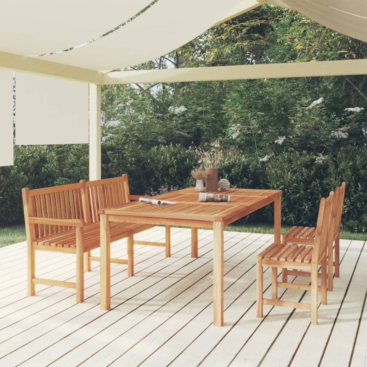 Ein Esstisch-Set aus Holz im Freien auf einer Terrasse unter einem Baldachin. Enthält einen Tisch, eine Bank und Stühle, mit Grün im Hintergrund.