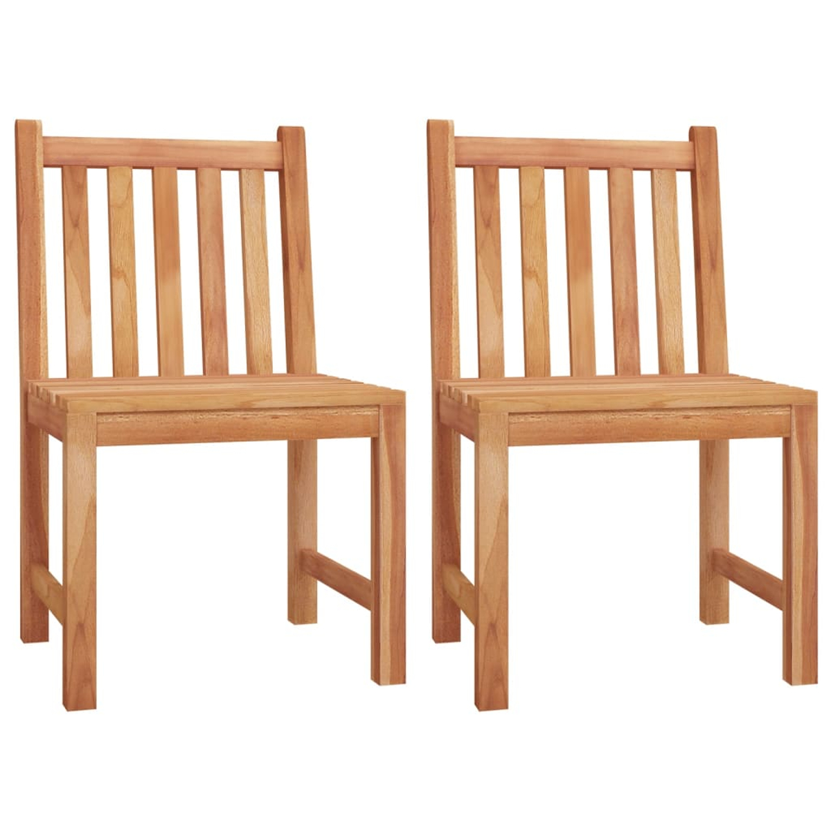 Zwei Holzstühle im Bild. Sie bestehen aus hellbraunem Holz und haben Lattenlehnen und -sitze, auf weißem Hintergrund.