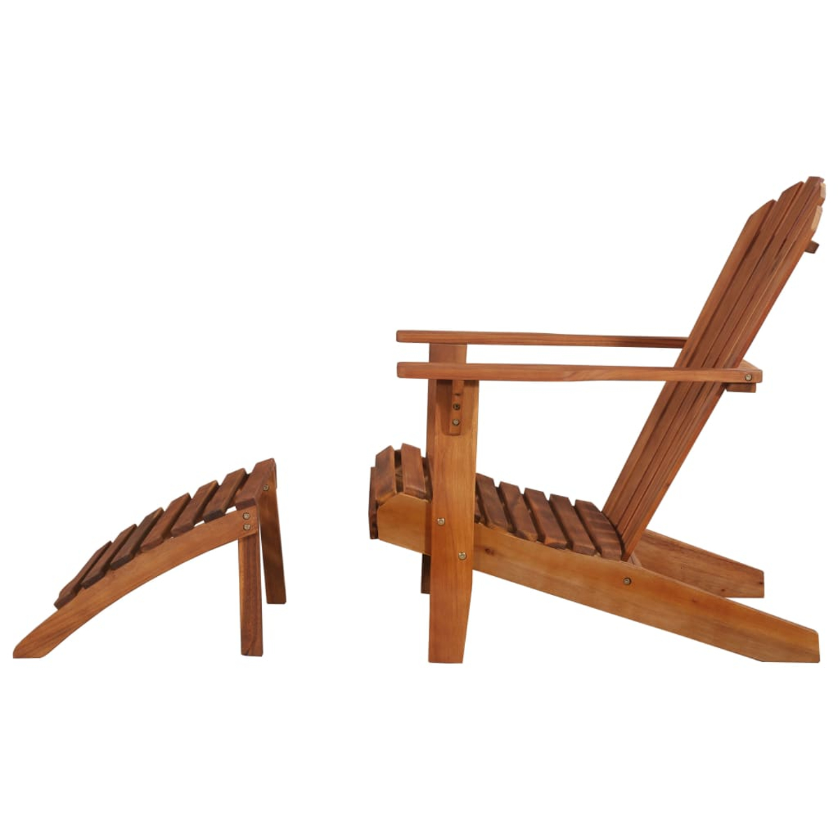 Holz-Adirondack-Stuhl und Fußstütze auf weißem Hintergrund. Der Stuhl ist rechts, die Fußstütze links.