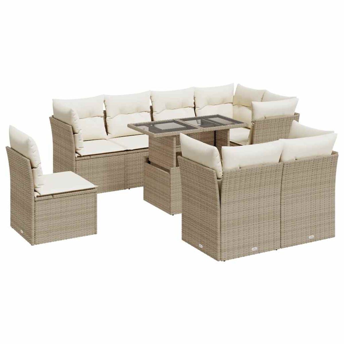 Un set di mobili da esterno in rattan. Ha divani, sedie e un tavolo con cuscini color crema. Lo sfondo è bianco.