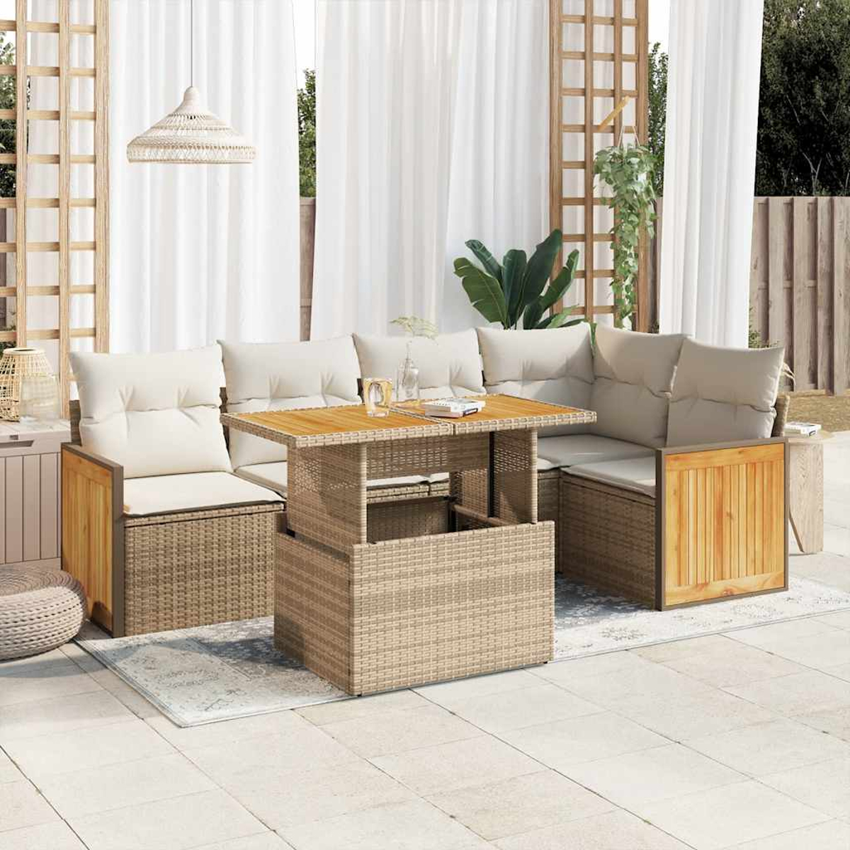 Outdoor-Sitzbereich mit Korbmöbeln, Kissen und einem Holztisch. Weiße Vorhänge und eine Hängeleuchte vervollständigen die Szene.