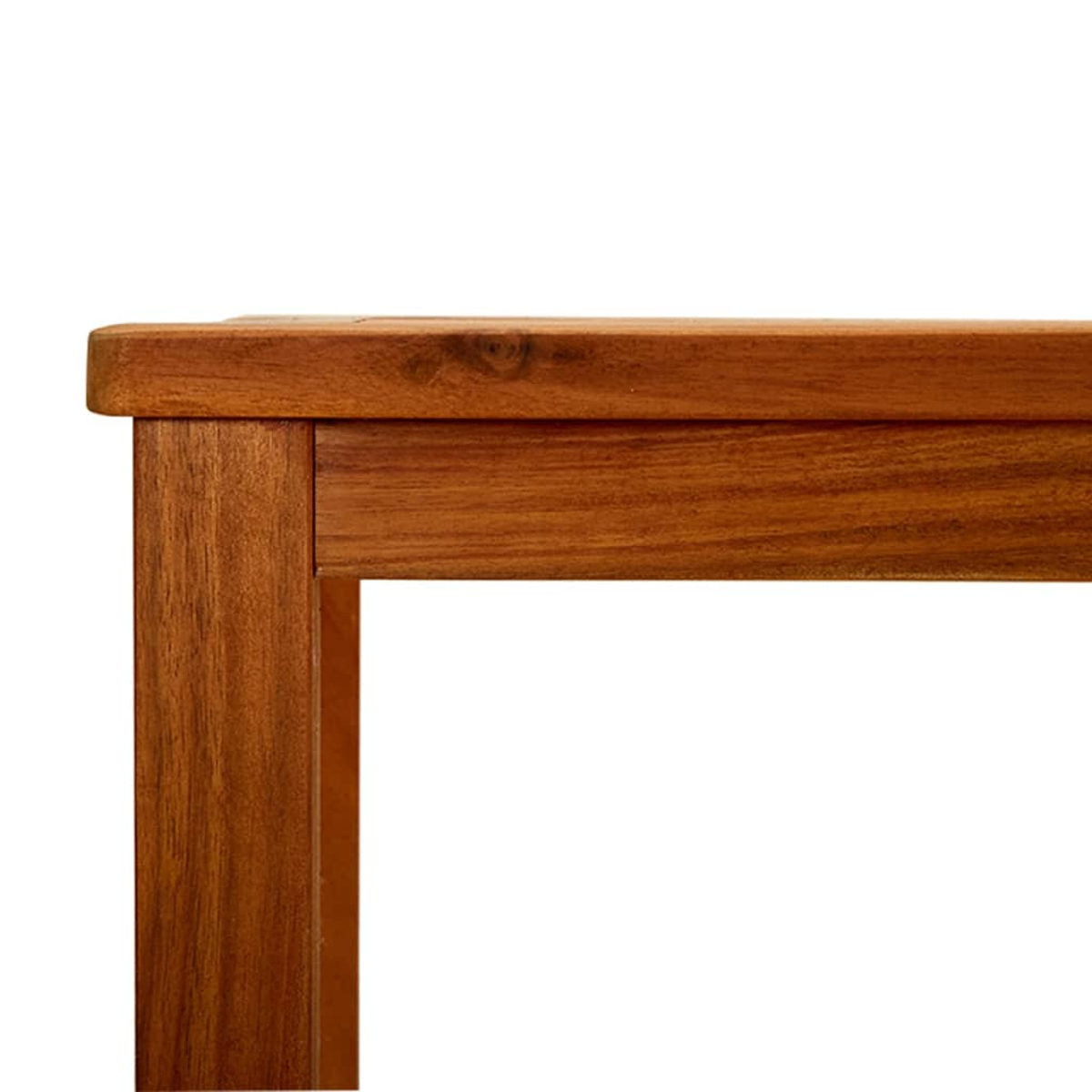 Nahaufnahme einer Holztischecke. Der Tisch ist braun und hat eine quadratische Form. Der Hintergrund ist weiß.