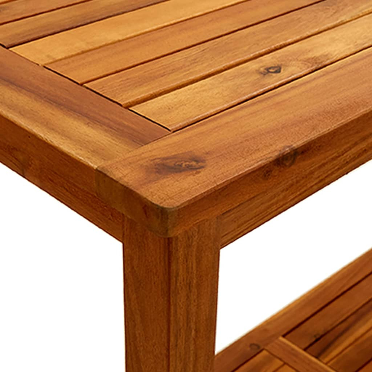 Nahaufnahme einer Holztischecke. Der Tisch besteht aus Brettern, die eine warme, braune Farbe und sichtbare Holzmaserungsdetails aufweisen.