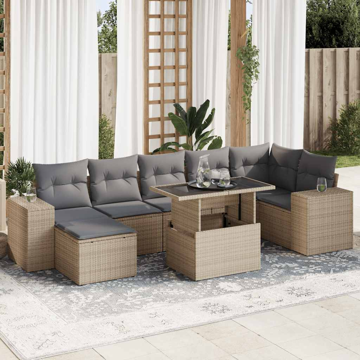 Mobili da patio all'aperto. Divano e pouf imbottiti grigi con tavolino elevabile. Tende bianche e tappeto sullo sfondo.