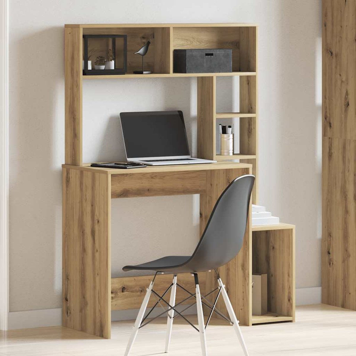 Ein Holzschreibtisch mit Laptop, schwarzem Stuhl und Regalen. Auf den Regalen befinden sich eine Vogelskulptur und ein kleiner gerahmter Bilderrahmen.