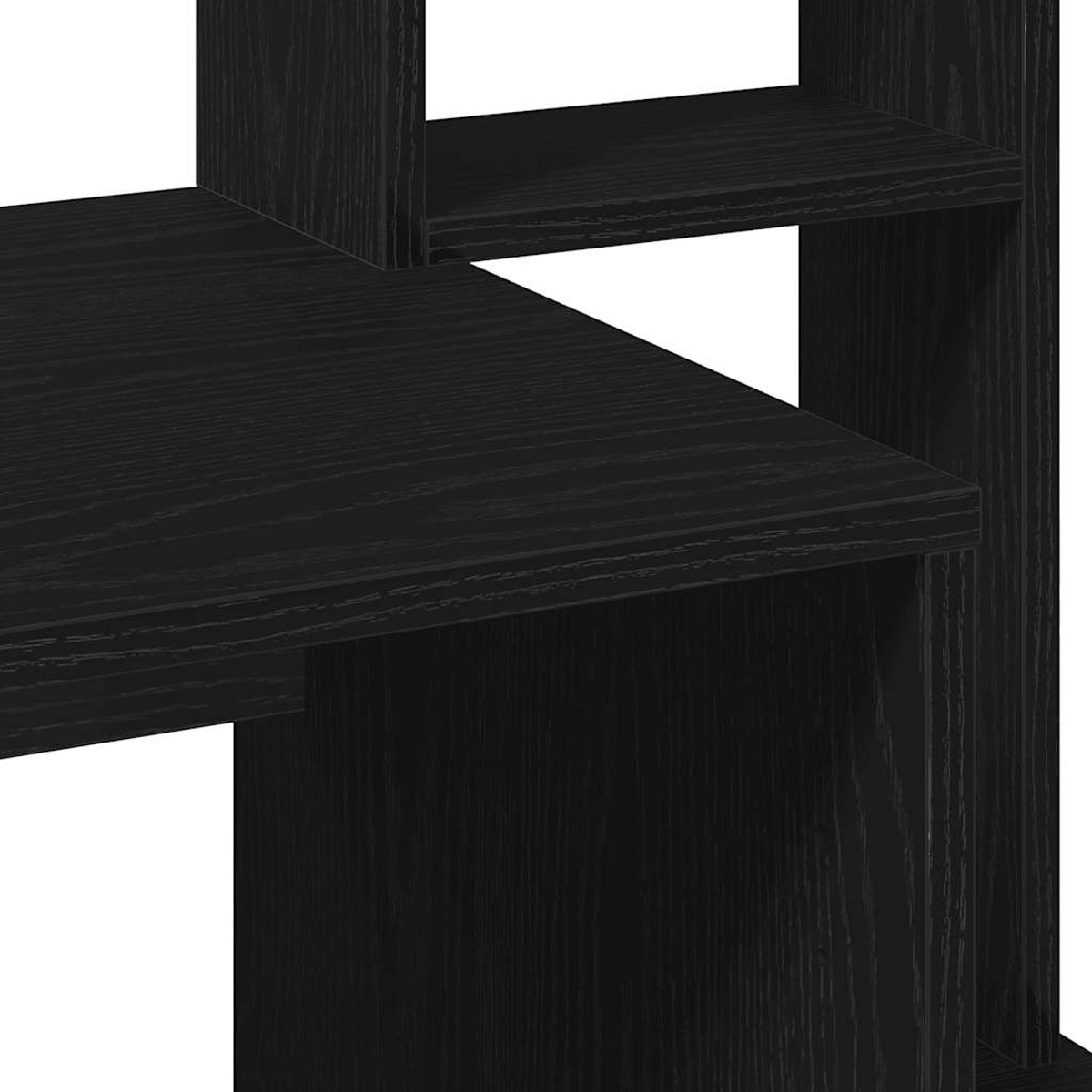 Nahaufnahme von schwarzen Holzregalen. Die Regale sind in einem eckigen und geschichteten Design mit sichtbarer Holzmaserung angeordnet.