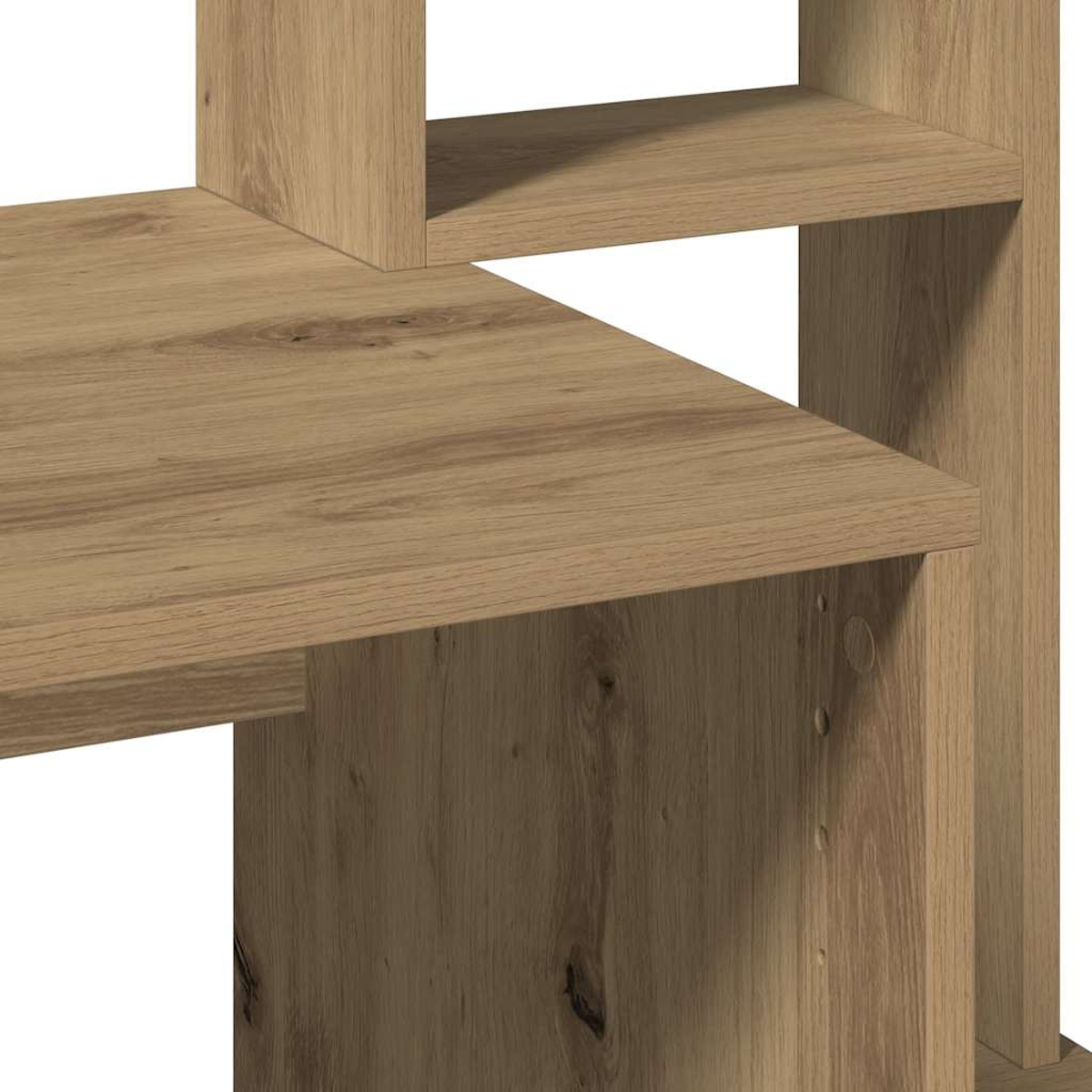 Nahaufnahme von Holzregalen. Hellbraune Holzmaserung. Regale auf verschiedenen Ebenen, getragen von vertikalen Paneelen.