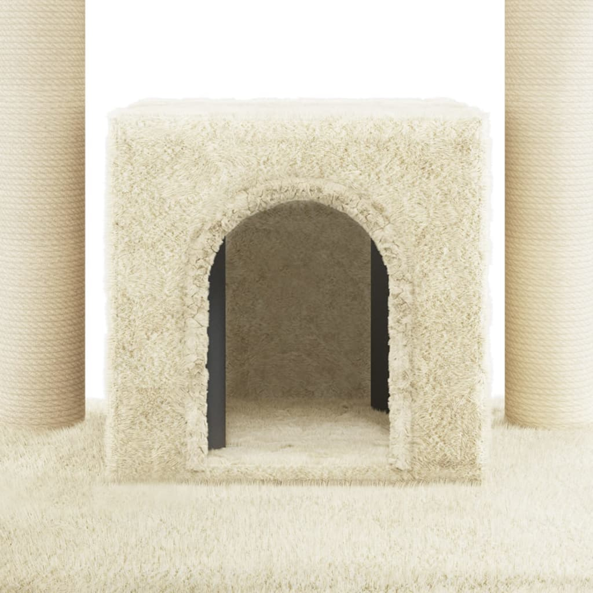 Ein cremefarbenes Katzenhaus mit einem gewölbten Eingang steht auf einem flauschigen Teppich. Zwei seilumwickelte Pfosten flankieren das Haus.