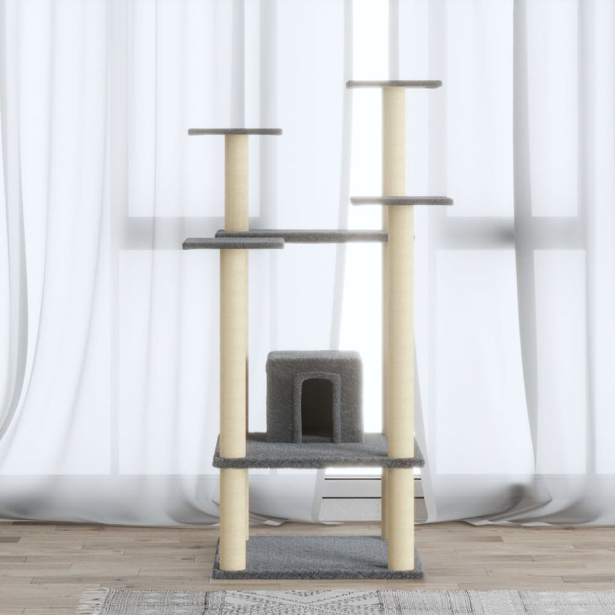 Ein Katzenbaum mit beigefarbenen Pfosten und grauen Plattformen. Ein graues Katzenhaus befindet sich in der Mitte. Weiße Vorhänge sind im Hintergrund.