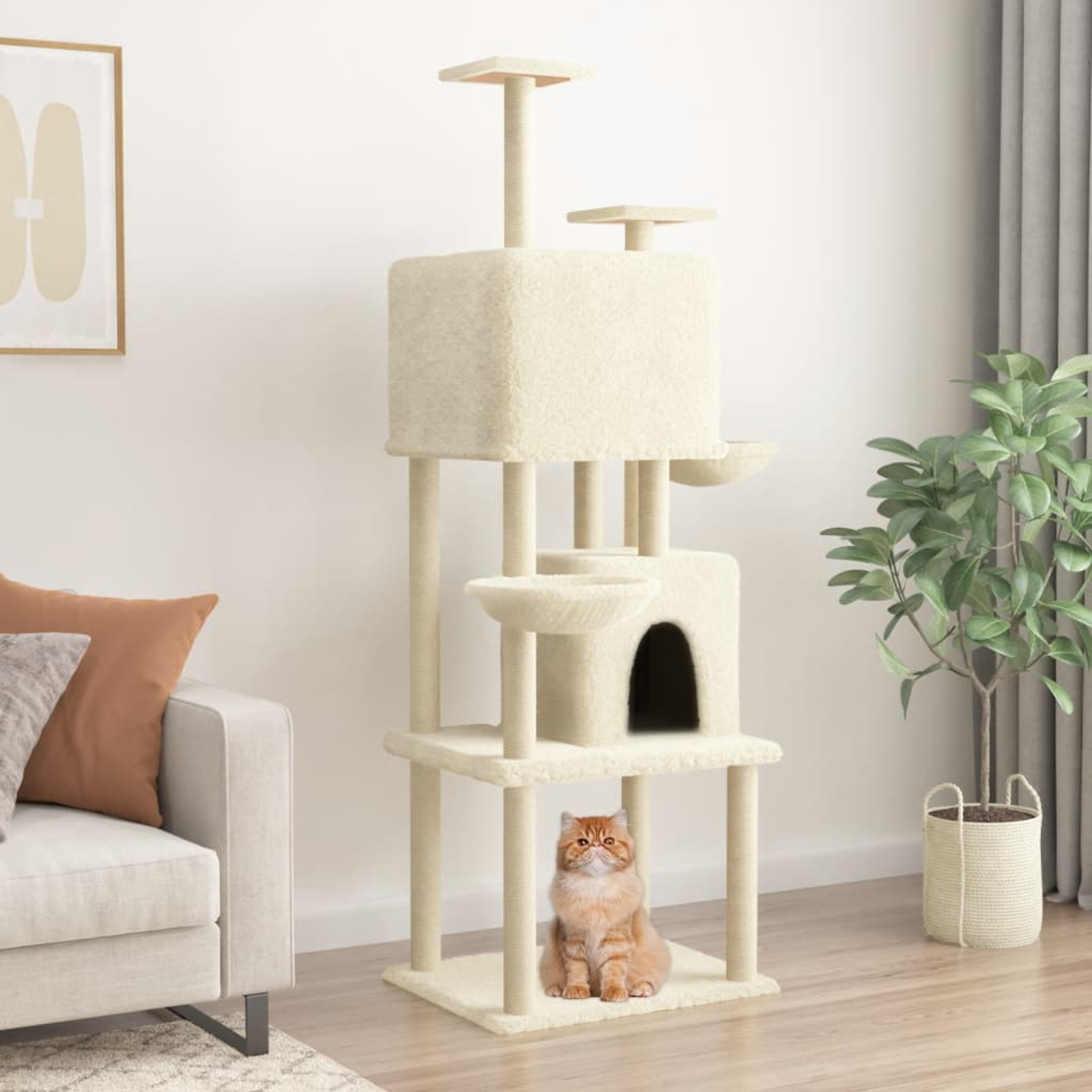 Ein beiger Kratzbaum mit einer Katze unten. Im Hintergrund eine Couch, eine Pflanze und ein Bilderrahmen.