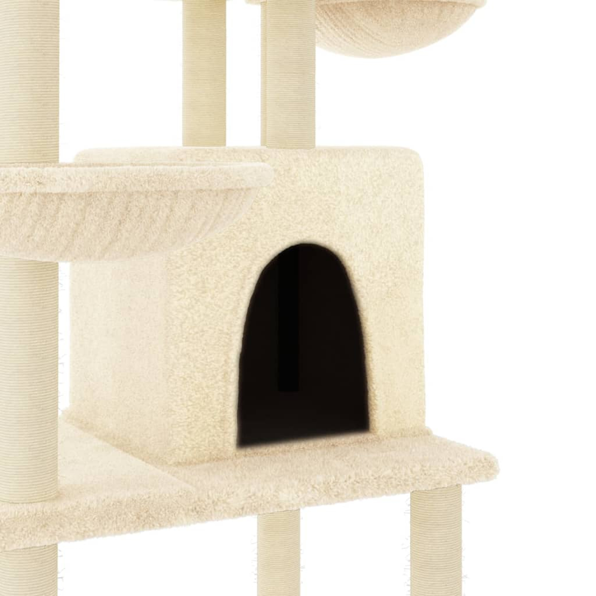 Ein beiger Katzenbaum mit mehreren Ebenen. Er hat eine Höhle mit dunklem Eingang, Plattformen und Kratzpfosten. Der Hintergrund ist weiß.
