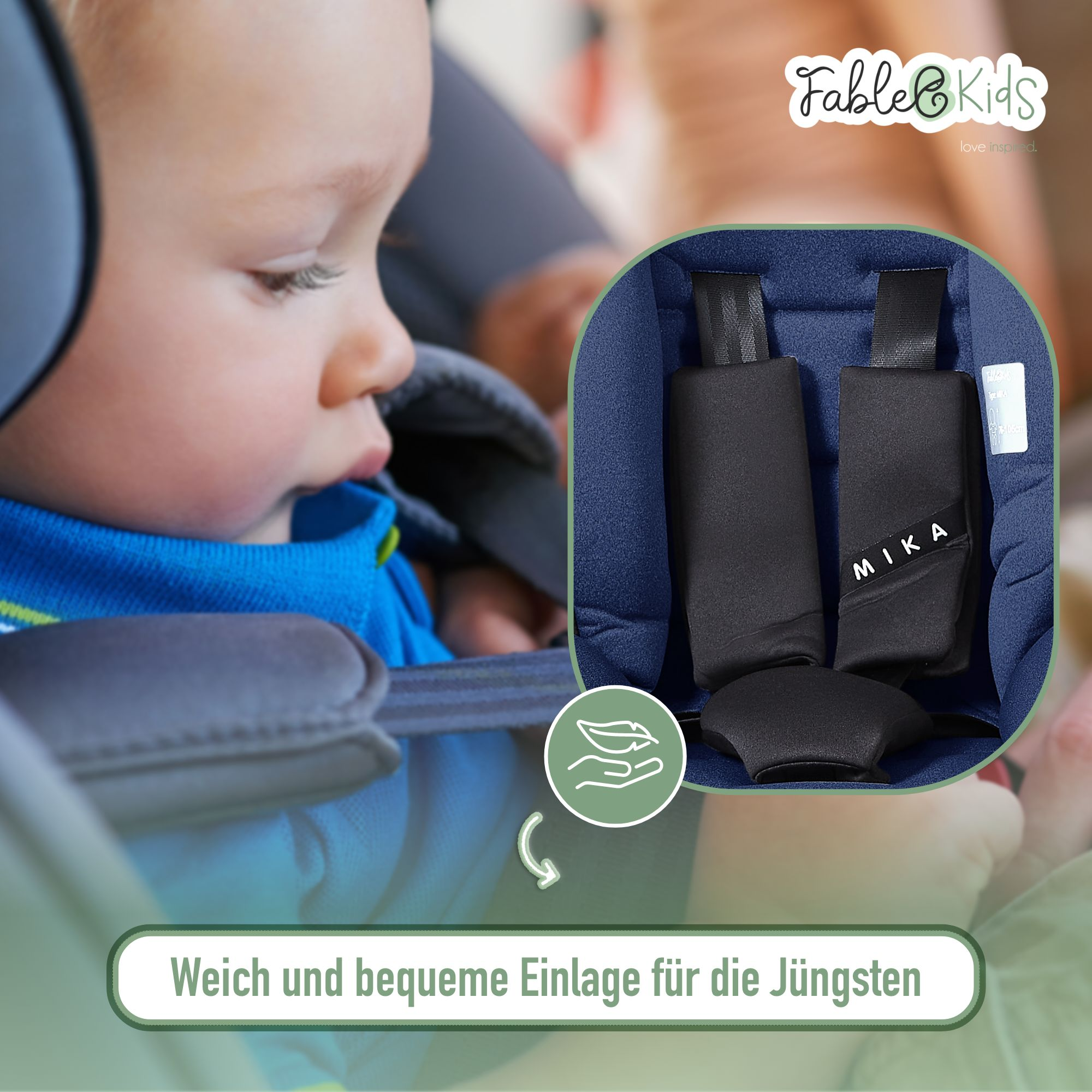 Ein Baby in einem Autositz. Der Sitz hat schwarze Gurte. Der Text lautet 'Weich und bequeme Einlage für die Jüngsten'.