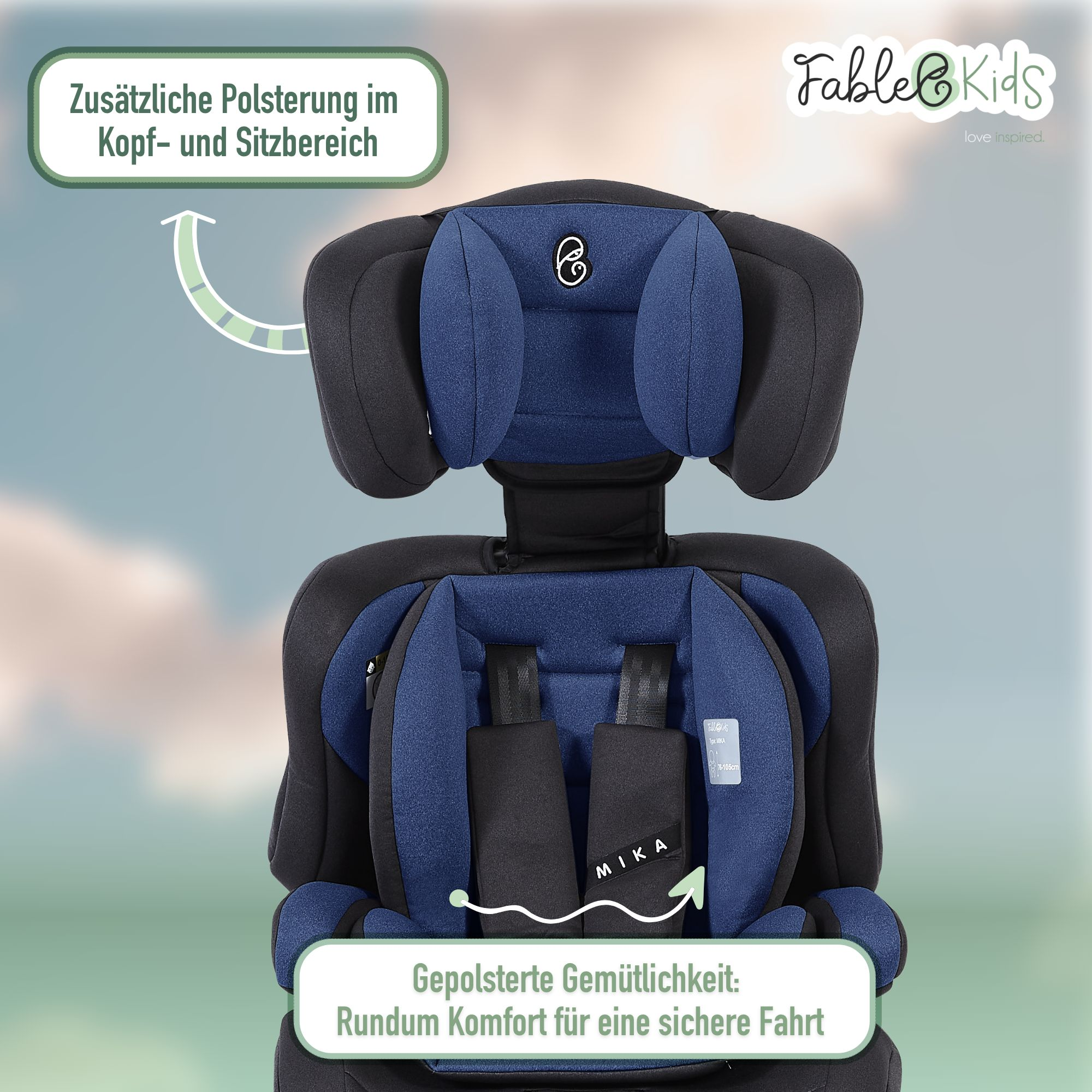 Kindersitz mit blauer und schwarzer Polsterung. Text: Zusätzliche Polsterung im Kopf- und Sitzbereich. Marke: Fable & Kids.