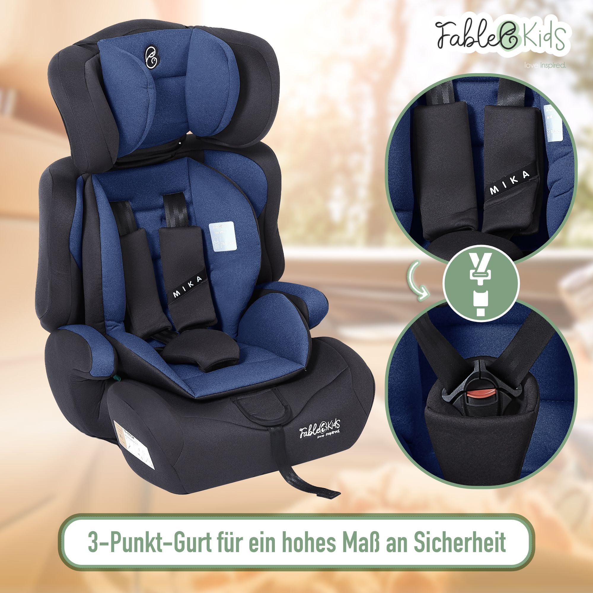 Ein blau-schwarzer Kindersitz mit Sicherheitsgurten. Er trägt den Markennamen 'Fable Kids' und die Aufschrift 'MIKA'.