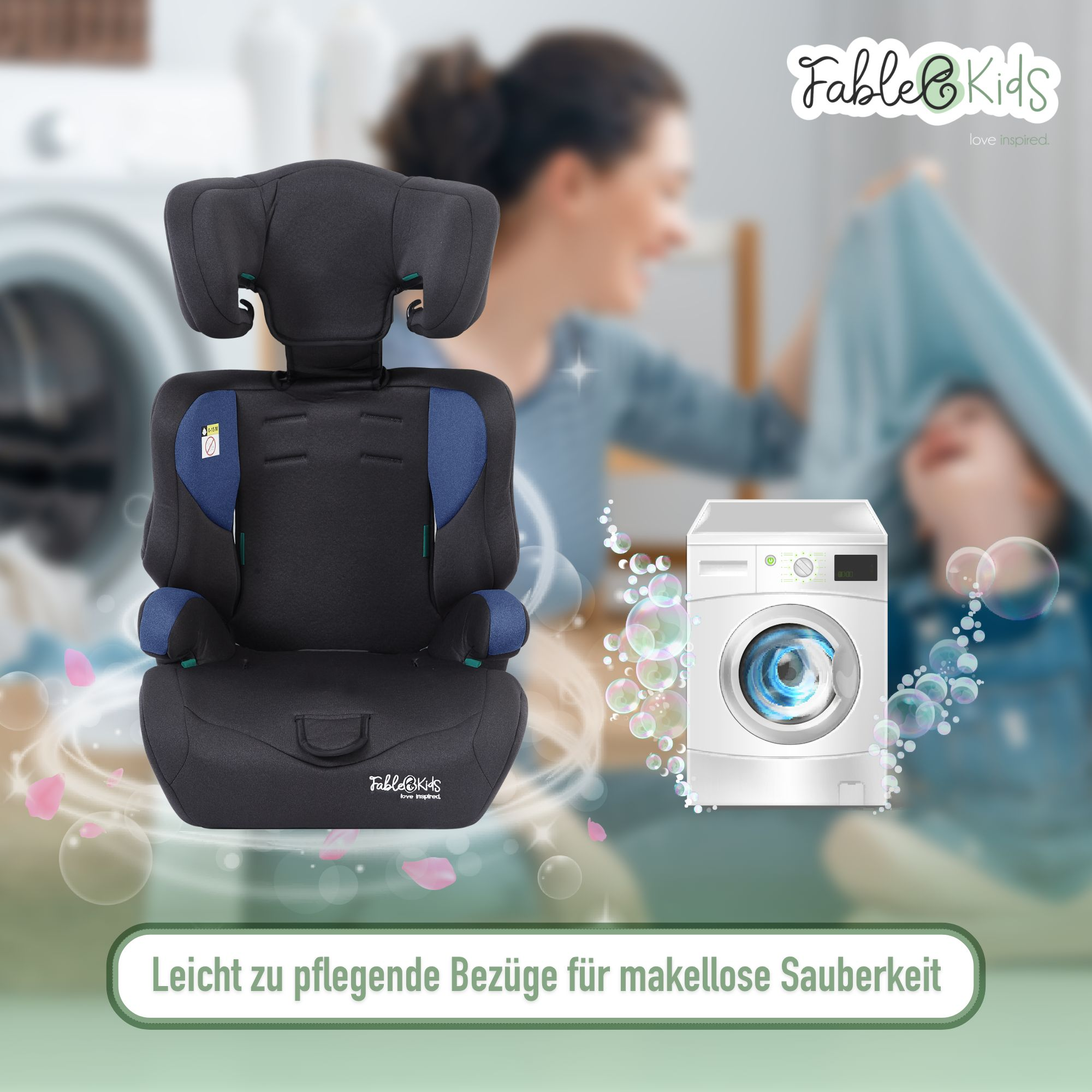 Ein schwarzer und blauer Kindersitz, eine Waschmaschine und eine Frau mit einem Kind im Hintergrund. Blasen und Text sind vorhanden.