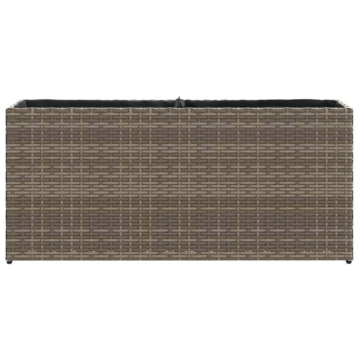 Ein rechteckiger Pflanzkübel aus Rattan mit gewebtem Design. Der Pflanzkübel hat eine Mischung aus Braun- und Beigetönen mit schwarzem Innenraum.