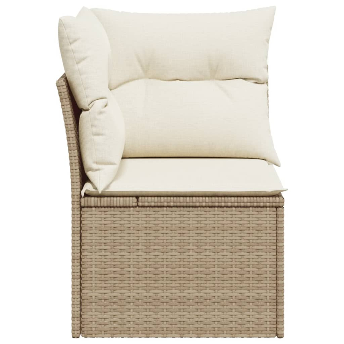Un divano angolare in rattan con cuscini beige. Il divano è marrone chiaro e ha una trama intrecciata.