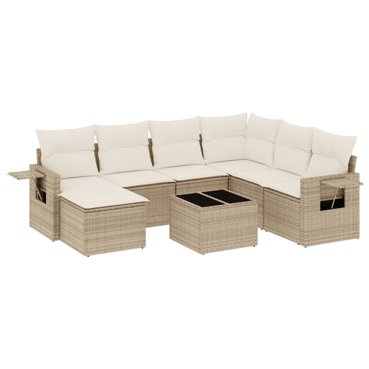 Un divano angolare in vimini beige con cuscini color crema e un tavolino quadrato con piani neri. Il divano ha braccioli con vani portaoggetti.