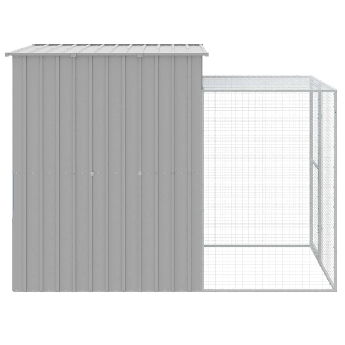 Ein graues Metallhaus mit einem Drahtgeflechtgehege. Das Haus hat ein schräges Dach und vertikale Verkleidungen. Das Gehege ist offen.