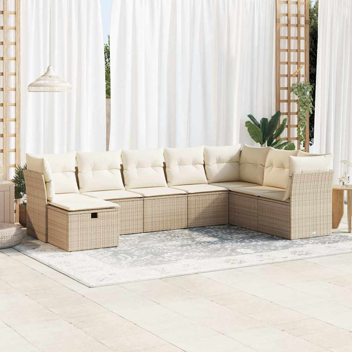 Ein Ecksofa im Freien mit cremefarbenen Kissen steht auf einem hellen Teppich, mit weißen Vorhängen und einem Spalier im Hintergrund.
