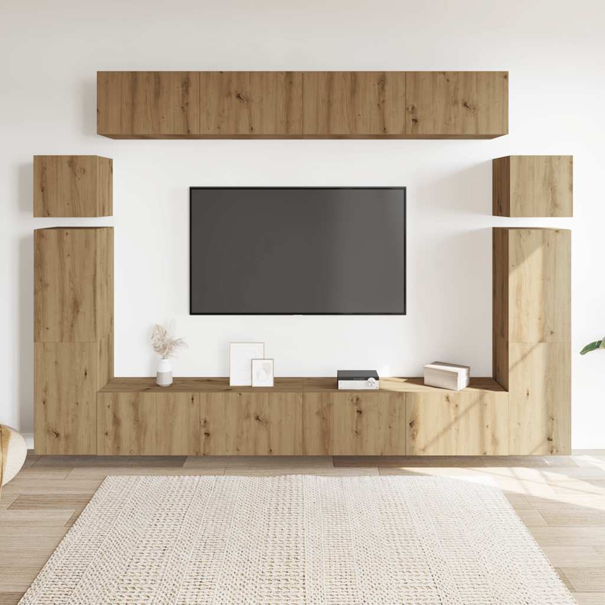 Modernes Wohnzimmer mit Holz-Entertainment-Center. Ein großer Fernseher an der Wand. Ein Teppich liegt auf dem Boden.