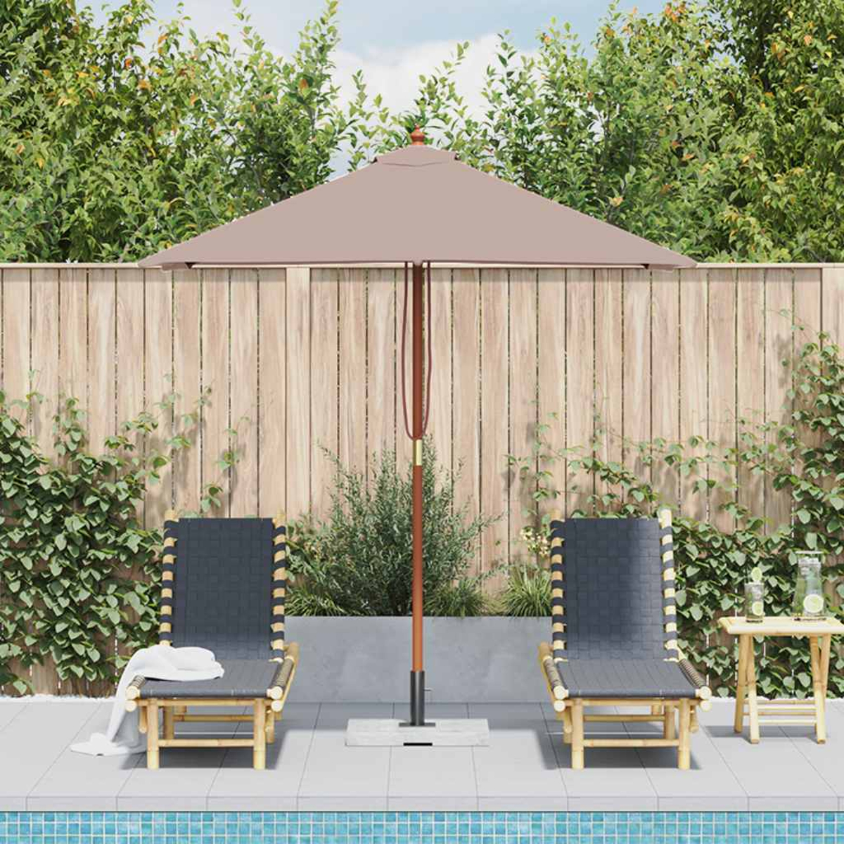 Eine Terrasse mit zwei Stühlen, einem Sonnenschirm und einem kleinen Tisch. Grün im Hintergrund, mit Holzzaun und Swimmingpool.