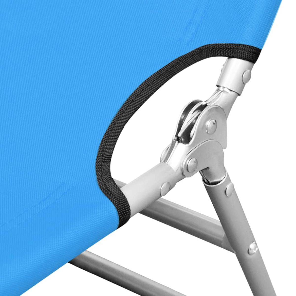 Nahaufnahme eines blauen Stoff- und Metall-Klappstuhls. Der Stoff ist hellblau und das Metall silberfarben.