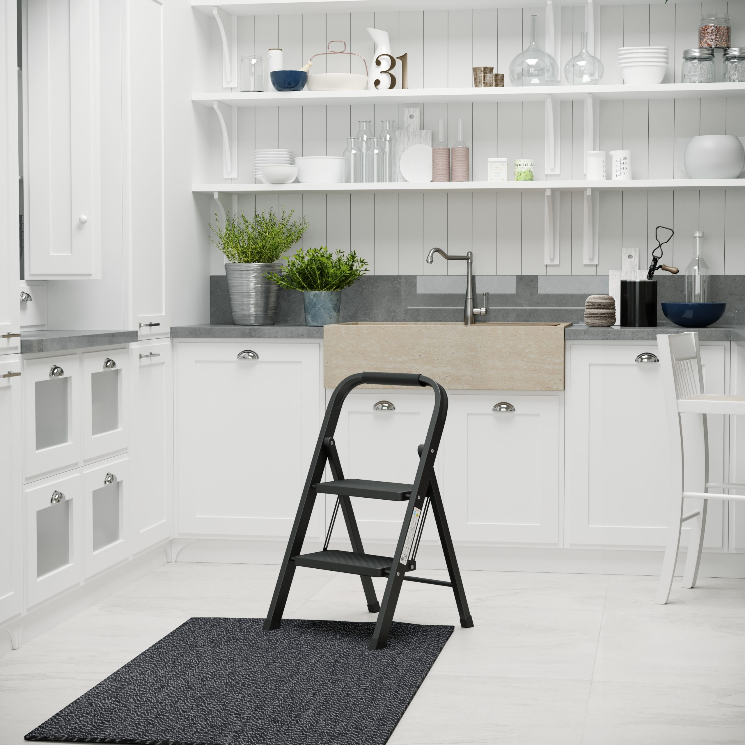 Keuken met witte kasten, een opstapje, planten en planken met items. Grijs aanrecht en vloer.
