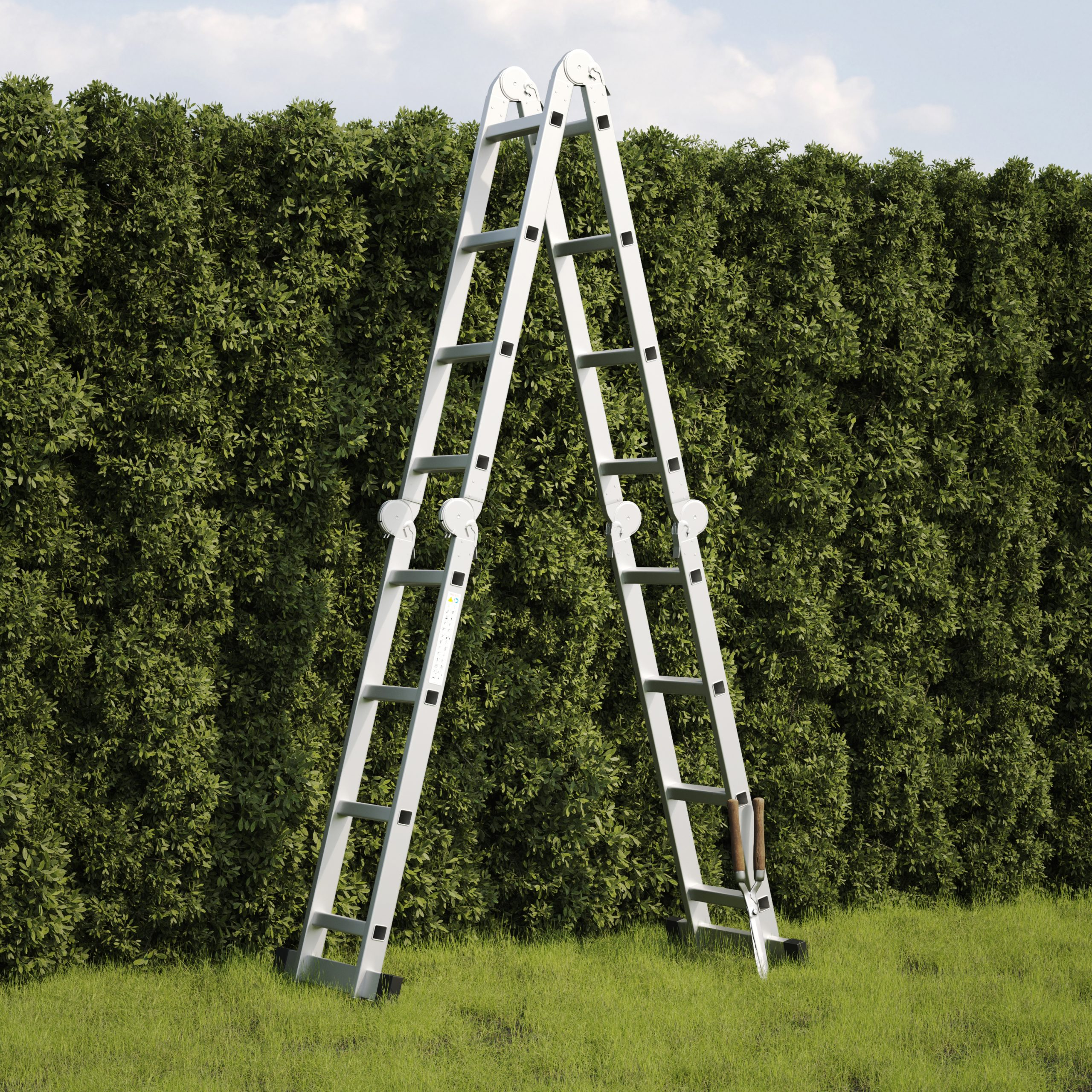A-frame ladder voor groene heg. Blauwe lucht met wolken op de achtergrond. Een gereedschap leunt tegen de ladder.