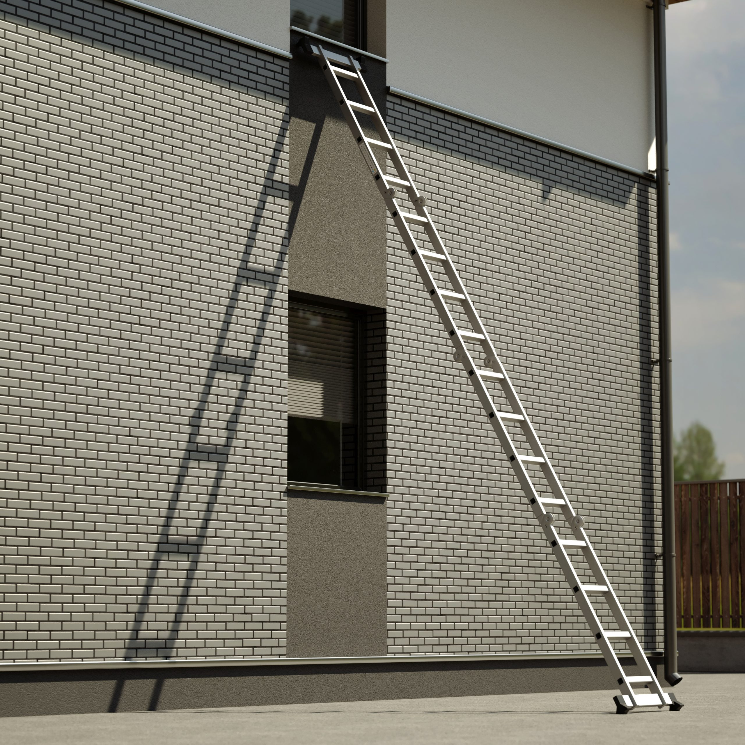 Eine Leiter lehnt an einer Backsteinmauer eines Gebäudes mit einem Fenster. Der Himmel ist sichtbar und es gibt einen Zaun.