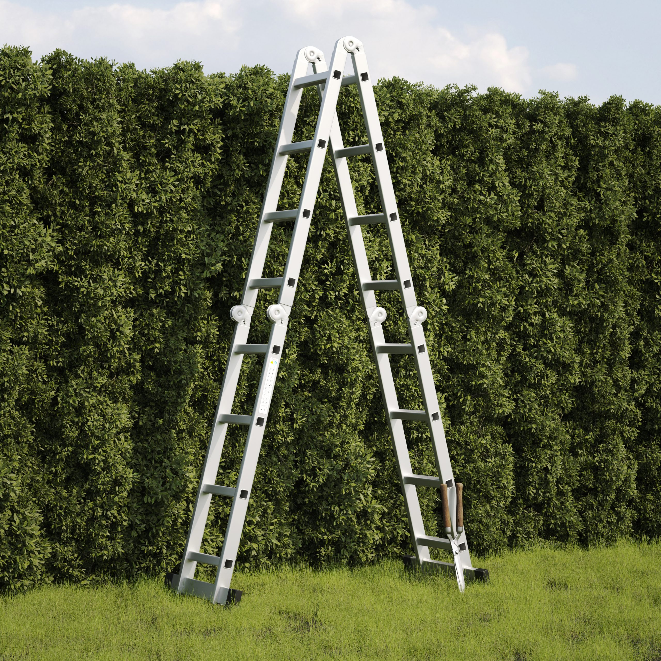 Zwei silberne Leitern lehnen an einer grünen Hecke auf einer Rasenfläche unter einem bewölkten Himmel. Gartengeräte sind sichtbar.