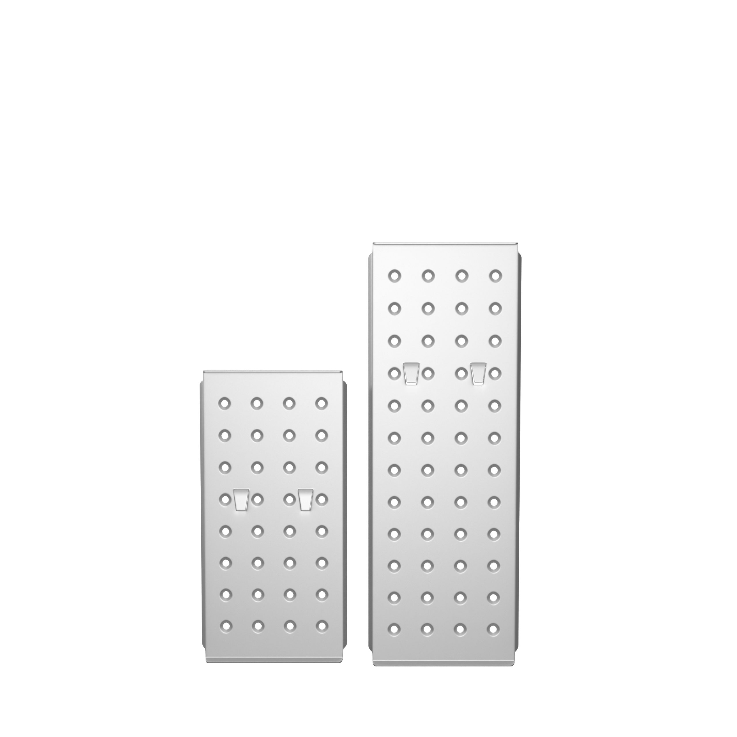 Deux objets rectangulaires métalliques avec des trous. L'un est plus grand que l'autre. Les deux ont de petites formes saillantes.