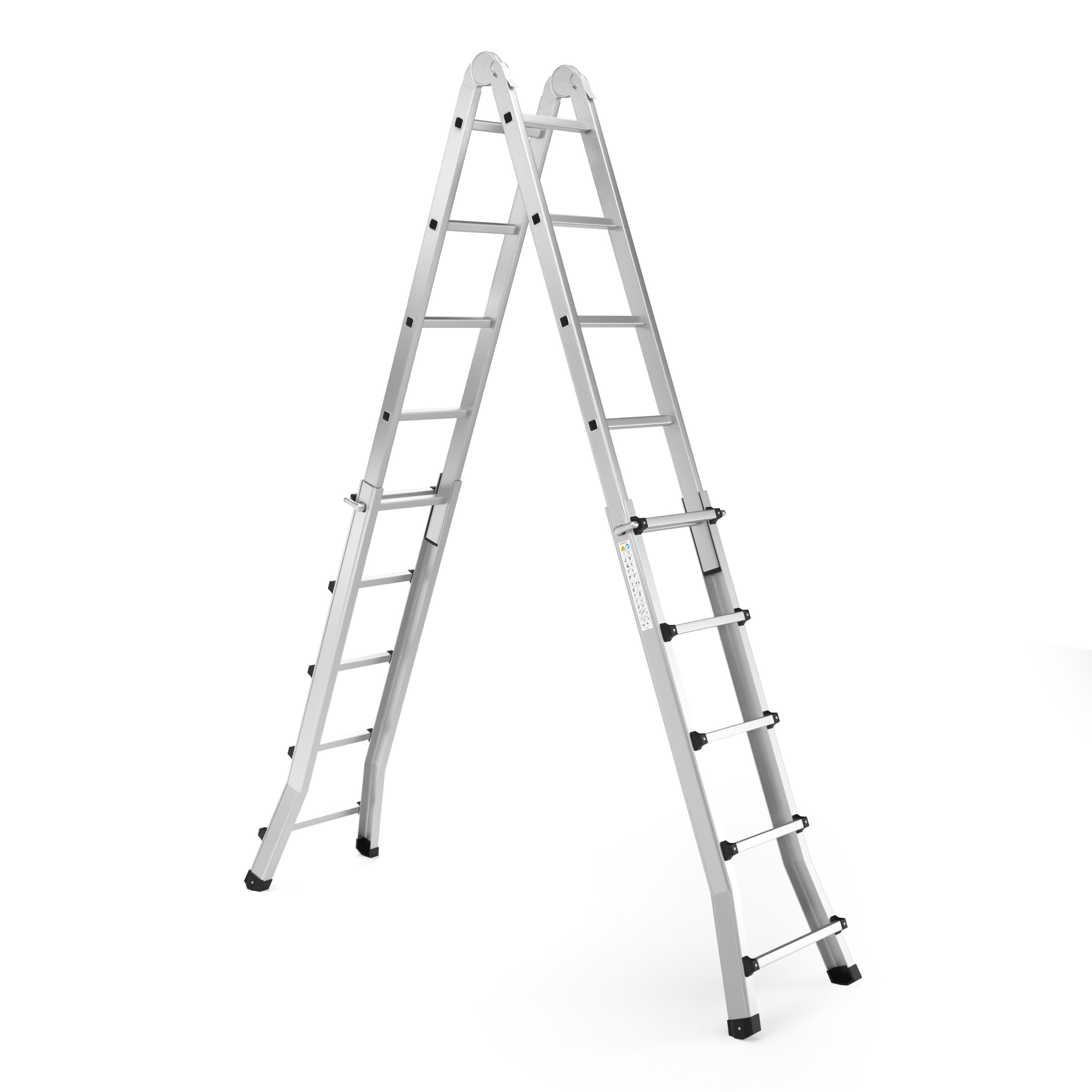 Een zilveren metalen ladder, open in een A-vorm, staat op een witte ondergrond. De ladder heeft veel treden.
