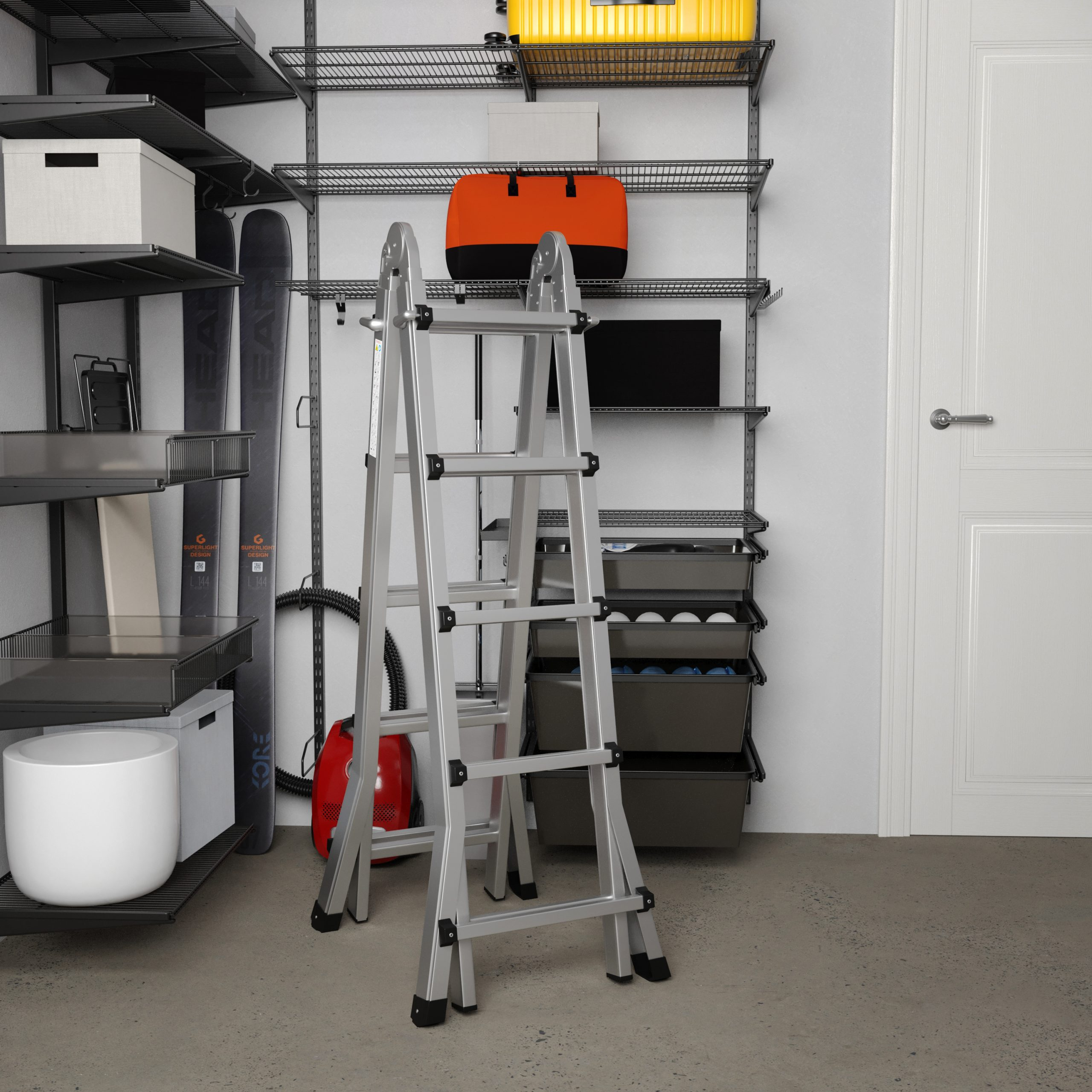 Een garage-interieur met planken, een ladder en een witte deur. Planken bevatten dozen, gereedschap, ski's en opbergbakken.