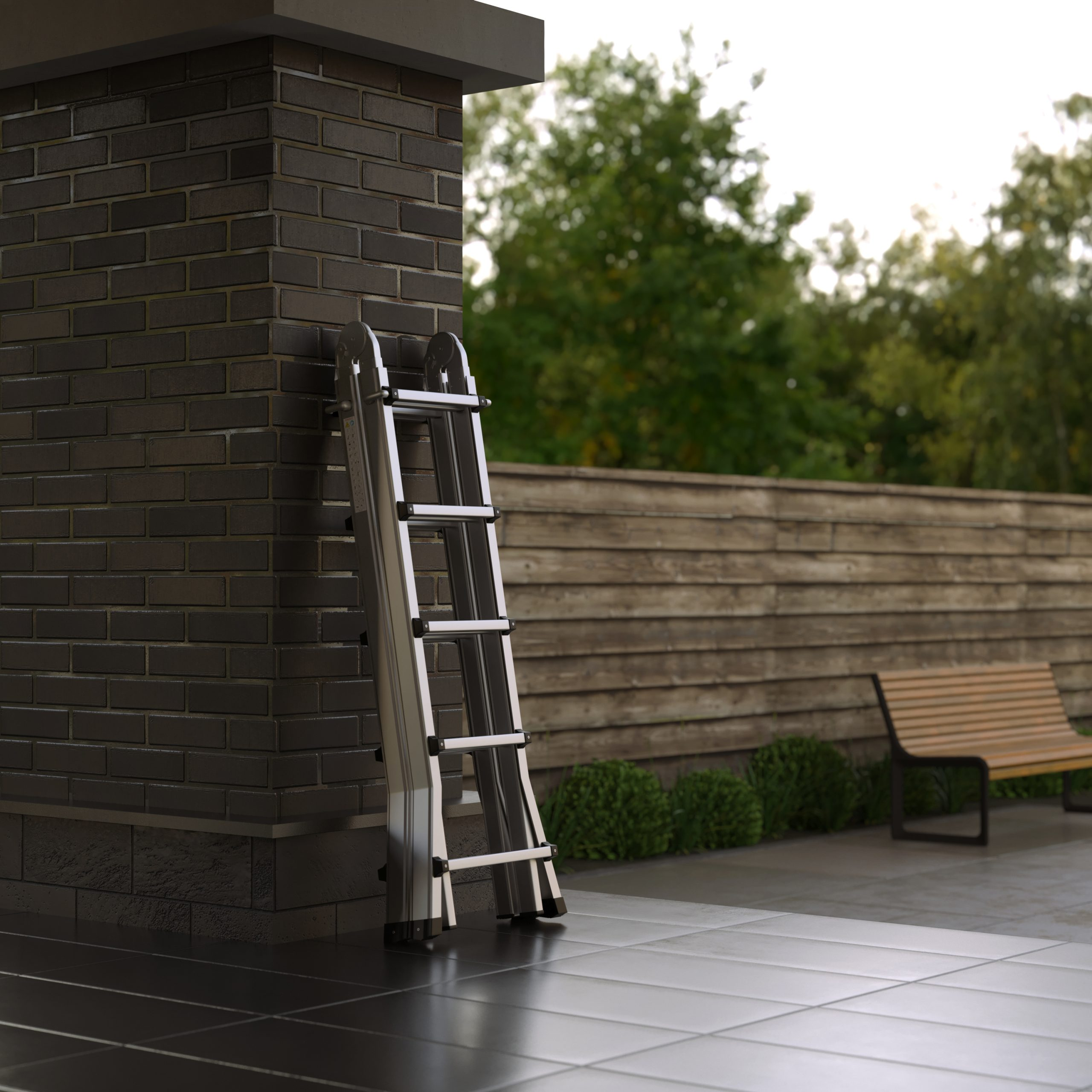 Een metalen ladder leunt tegen een donkere bakstenen muur. Achtergrond met een houten hek, bank en groene bladeren.