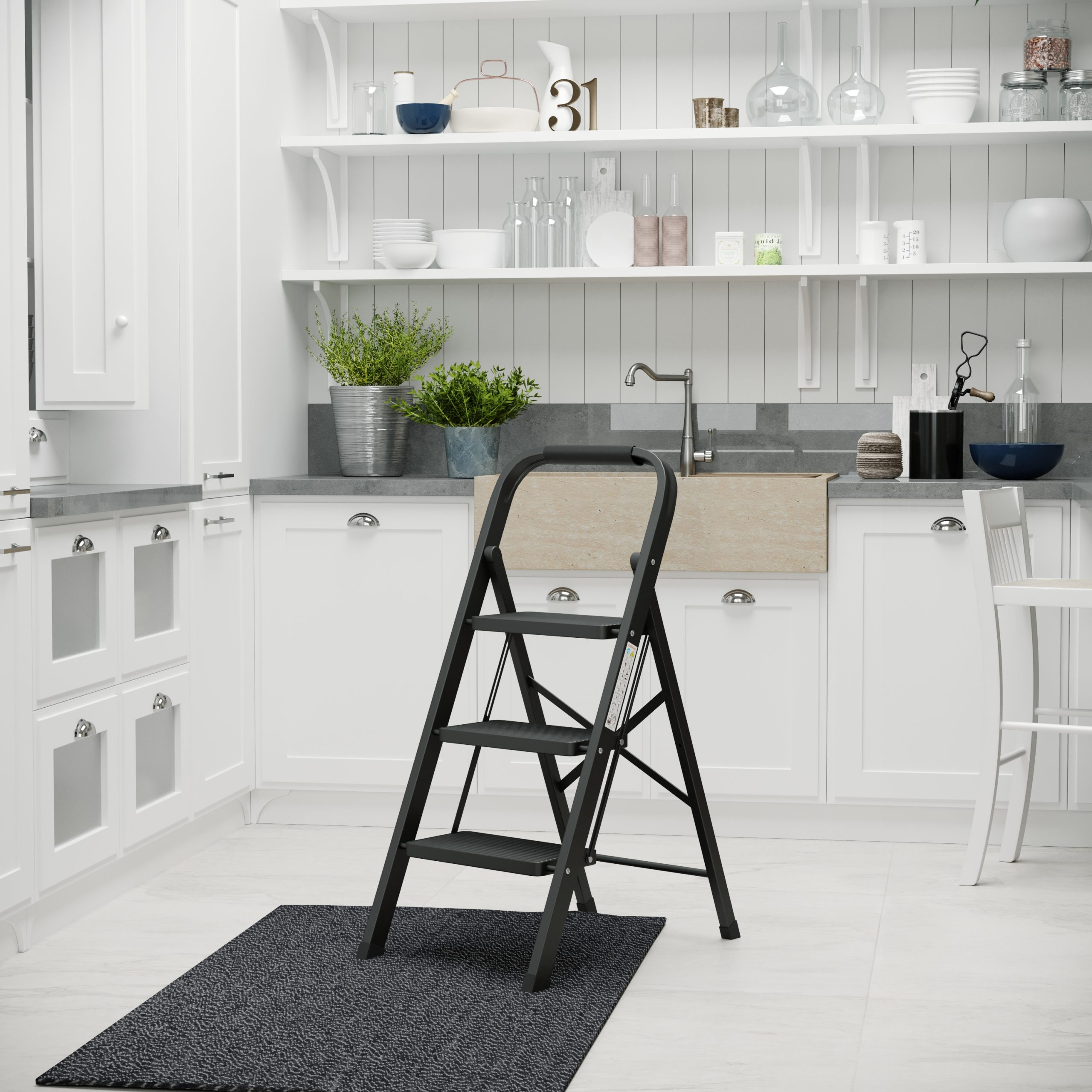 Een zwarte trap staat in een witte keuken. Een donker tapijt ligt op de vloer. Er zijn planken met keukengerei te zien.
