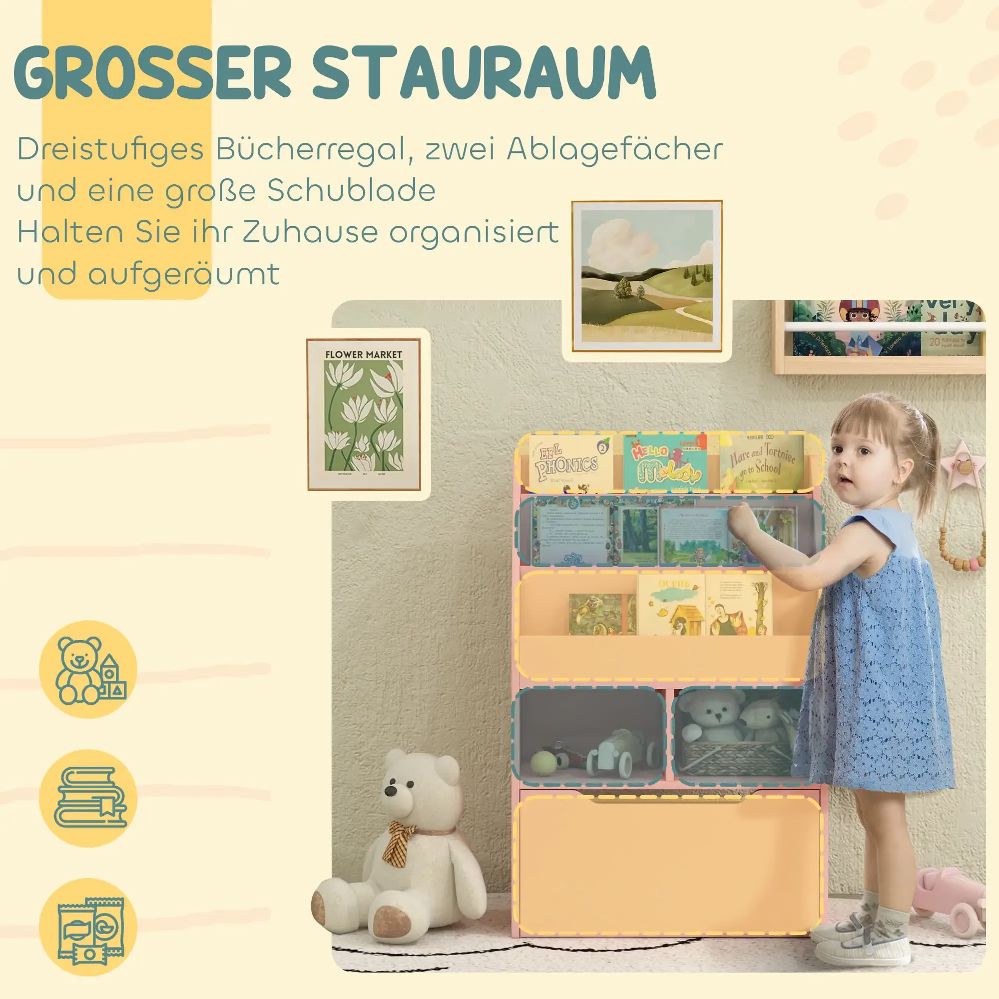 Ein Mädchen steht an einem rosa Bücherregal mit Büchern. Vorne sitzt ein weißer Bär. Dekorative Bilder hängen an der Wand.